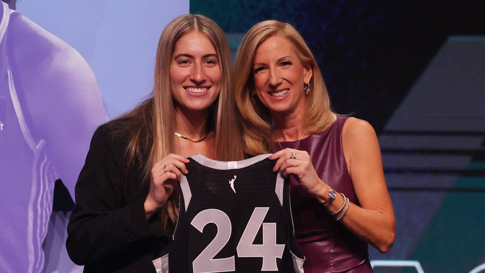 Aces Bus Leaves Without Kate Martin | Yardbarker