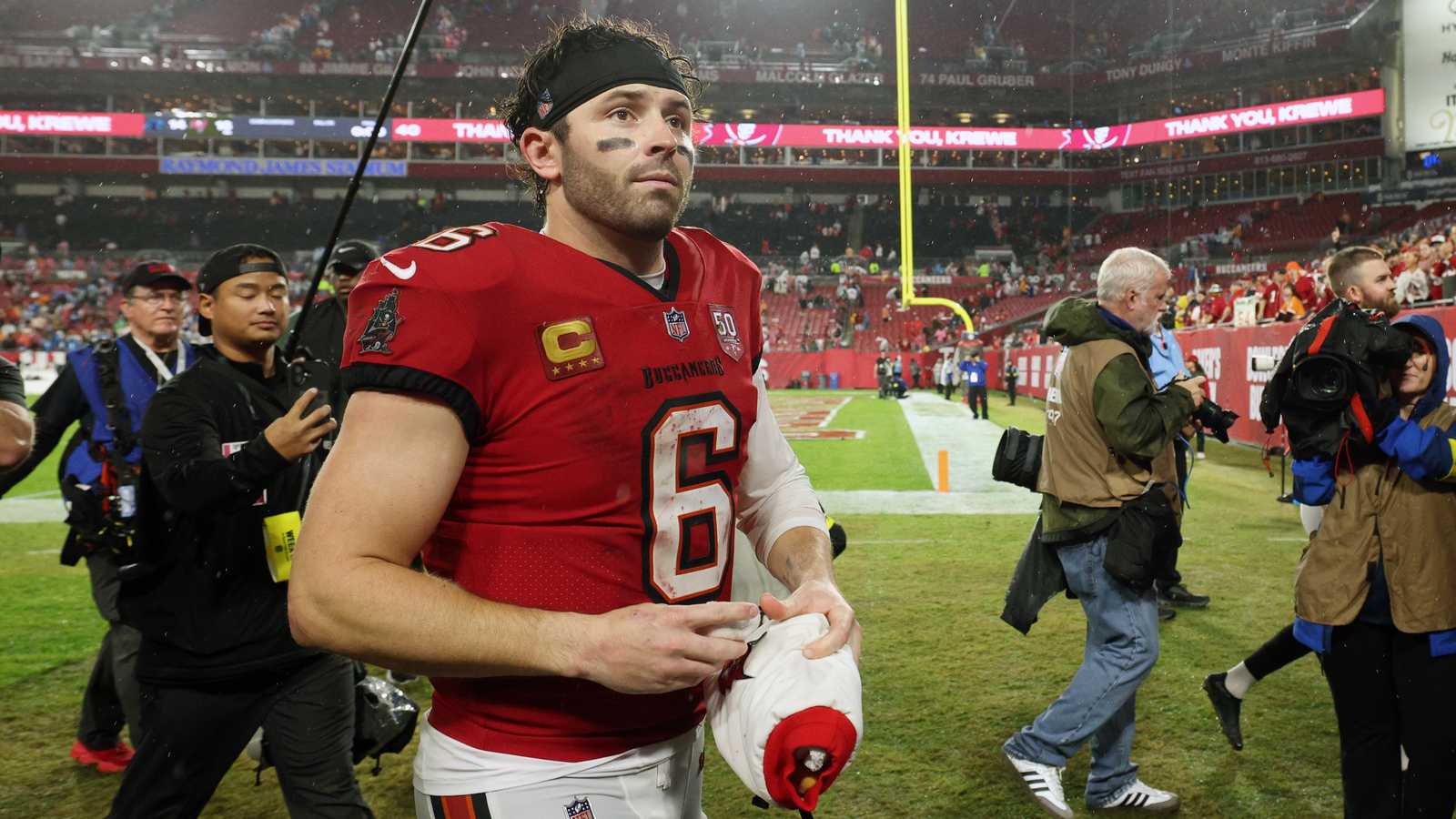 Baker Mayfield puts a strict timeline on his ongoing contract negotiations with the Buccaneers and it's the perfect strategy