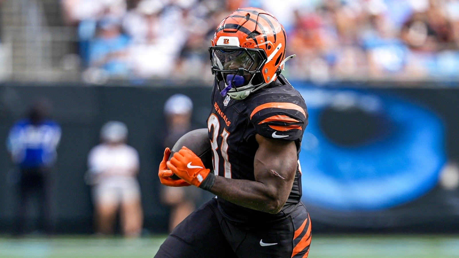 https://www.yardbarker.com/media/6/0/60d1f0c1fa9079dbf247dd3fa105d149deacabad/thumb_16x9/bengals-zack-moss-decision-impacts-rb-room.jpg?v=2