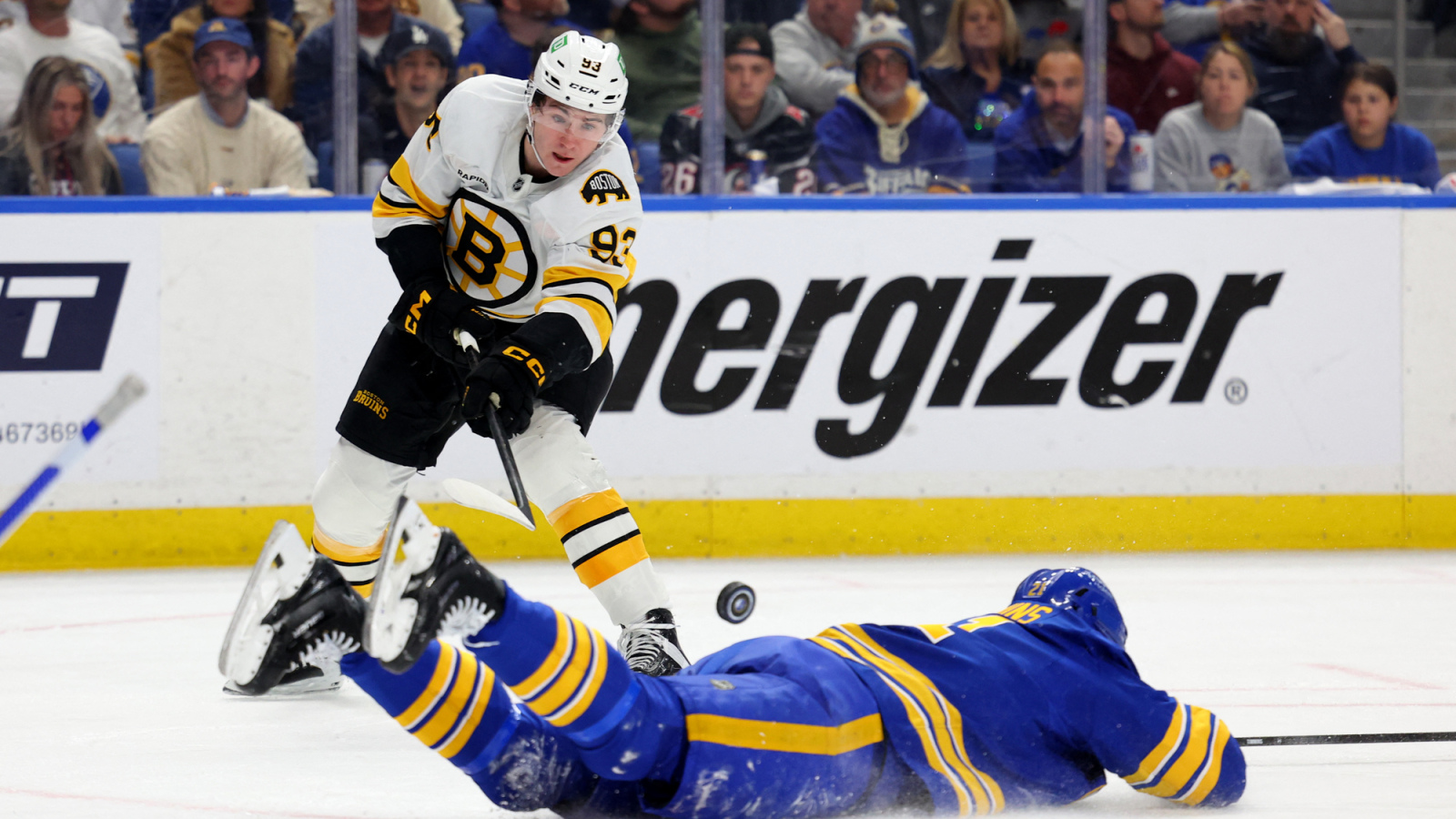 Bruins sign Fraser Minten to seven-year contract