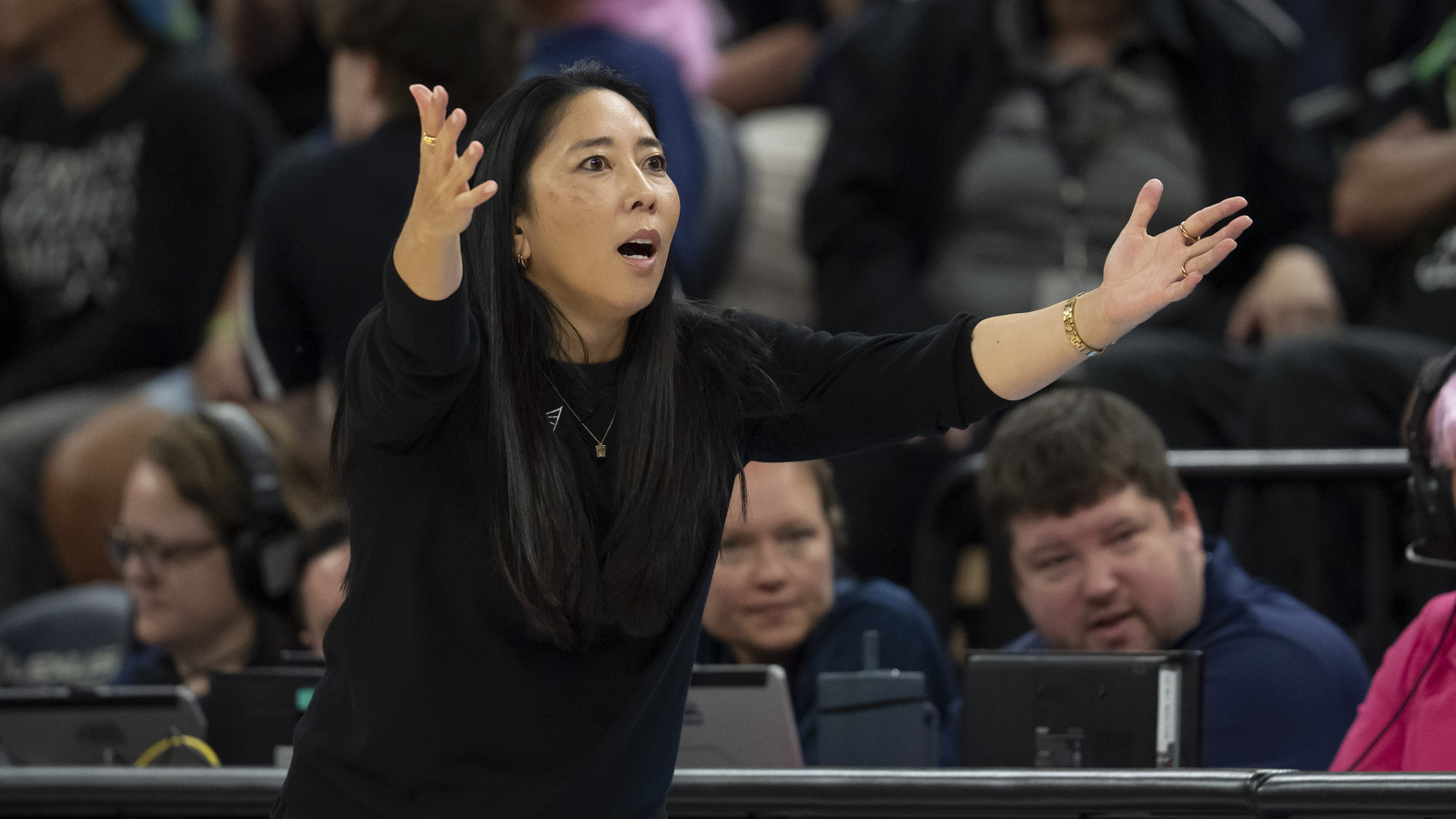https://www.yardbarker.com/media/6/1/616bb70867d8cc8706b10c199f62a8063e7ec6e7/thumb_16x9/golden-state-valkyries-coach-calls-out-officials.jpg