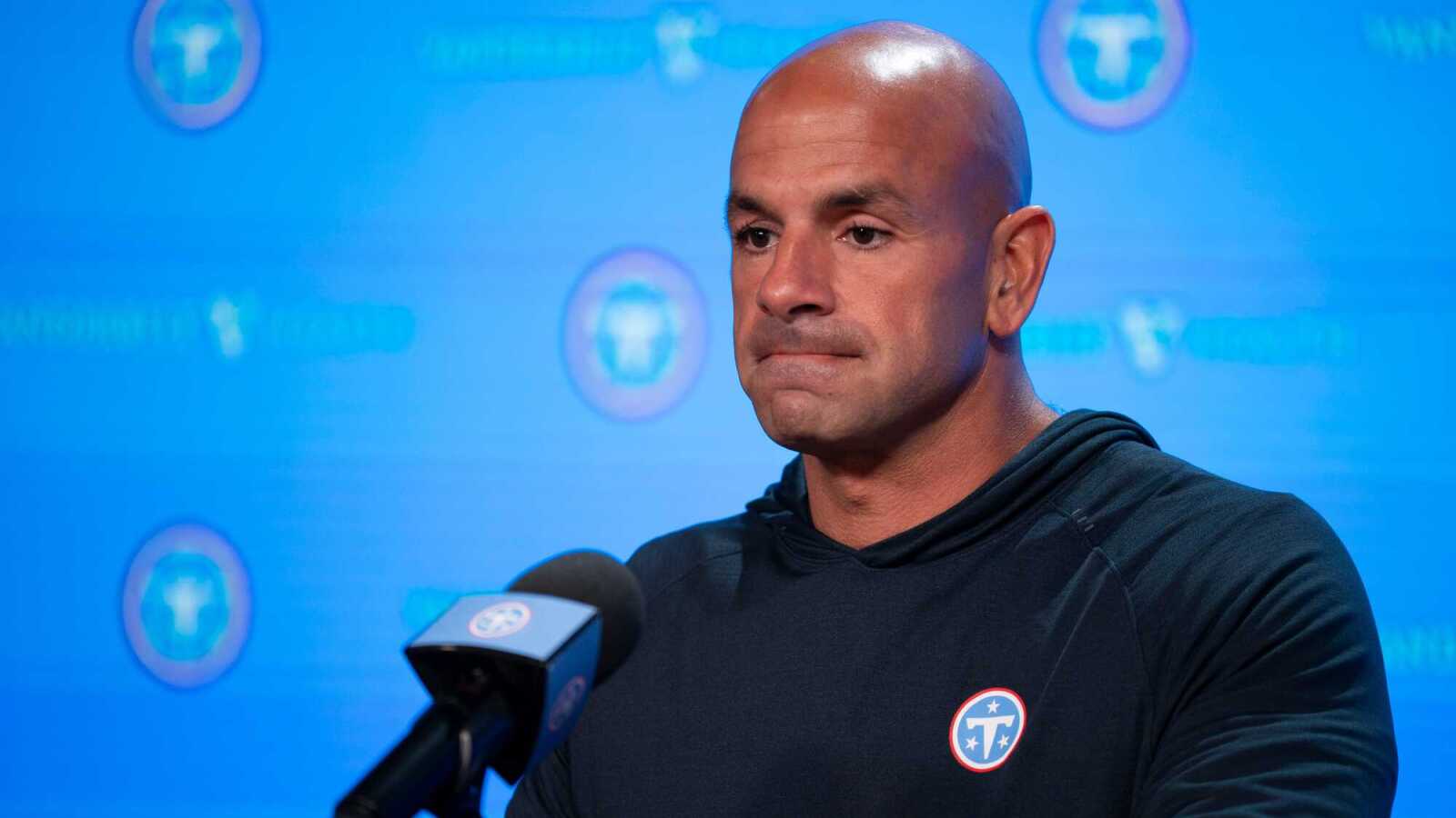 https://www.yardbarker.com/media/6/3/6360378d6385af72670f8afd335034bea6e5bdec/thumb_16x9/robert-saleh-opens-making-official-titans-debut.jpg?v=1