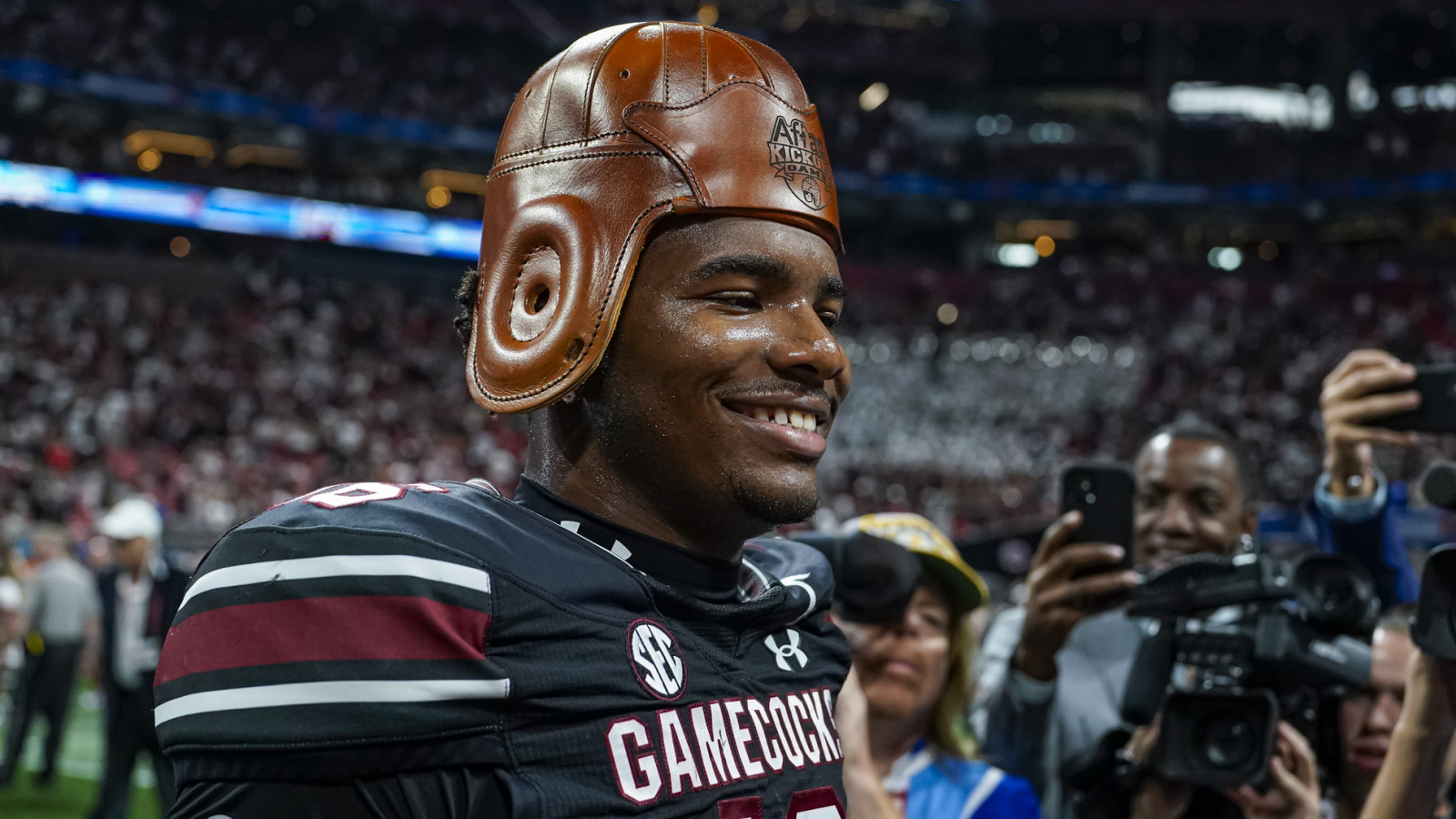 https://www.yardbarker.com/media/6/3/63ba629ffe19b10850dba7550a4a81fb2720dd99/thumb_16x9/aug-31-2025-atlanta-georgia-usa-south-carolina.jpg?v=1