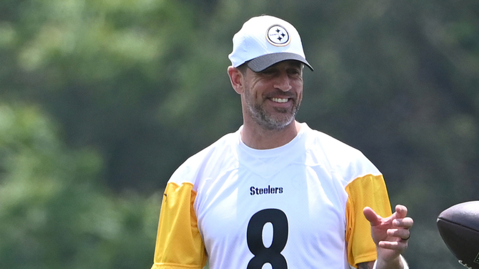 https://www.yardbarker.com/media/6/3/63c45458a92820f9b9805797e96c6ef5b21824cc/thumb_16x9/steelers-qb-rodgers-shares-funny-exchange-he.jpg?v=1