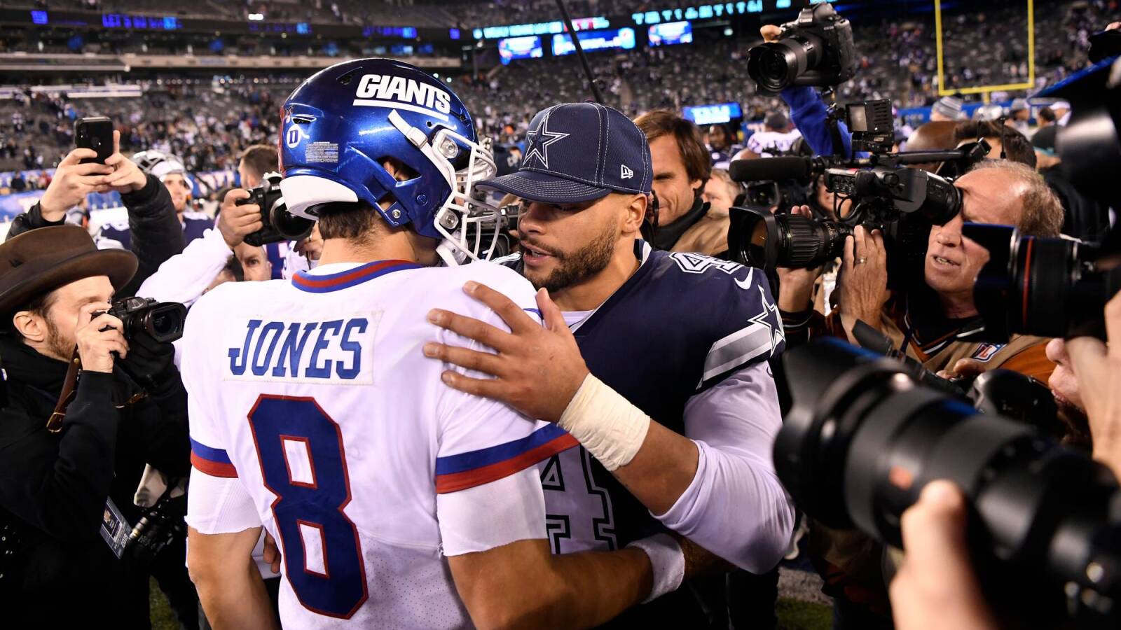 Former Pro Bowl receiver has strong take on pair of NFC East quarterbacks