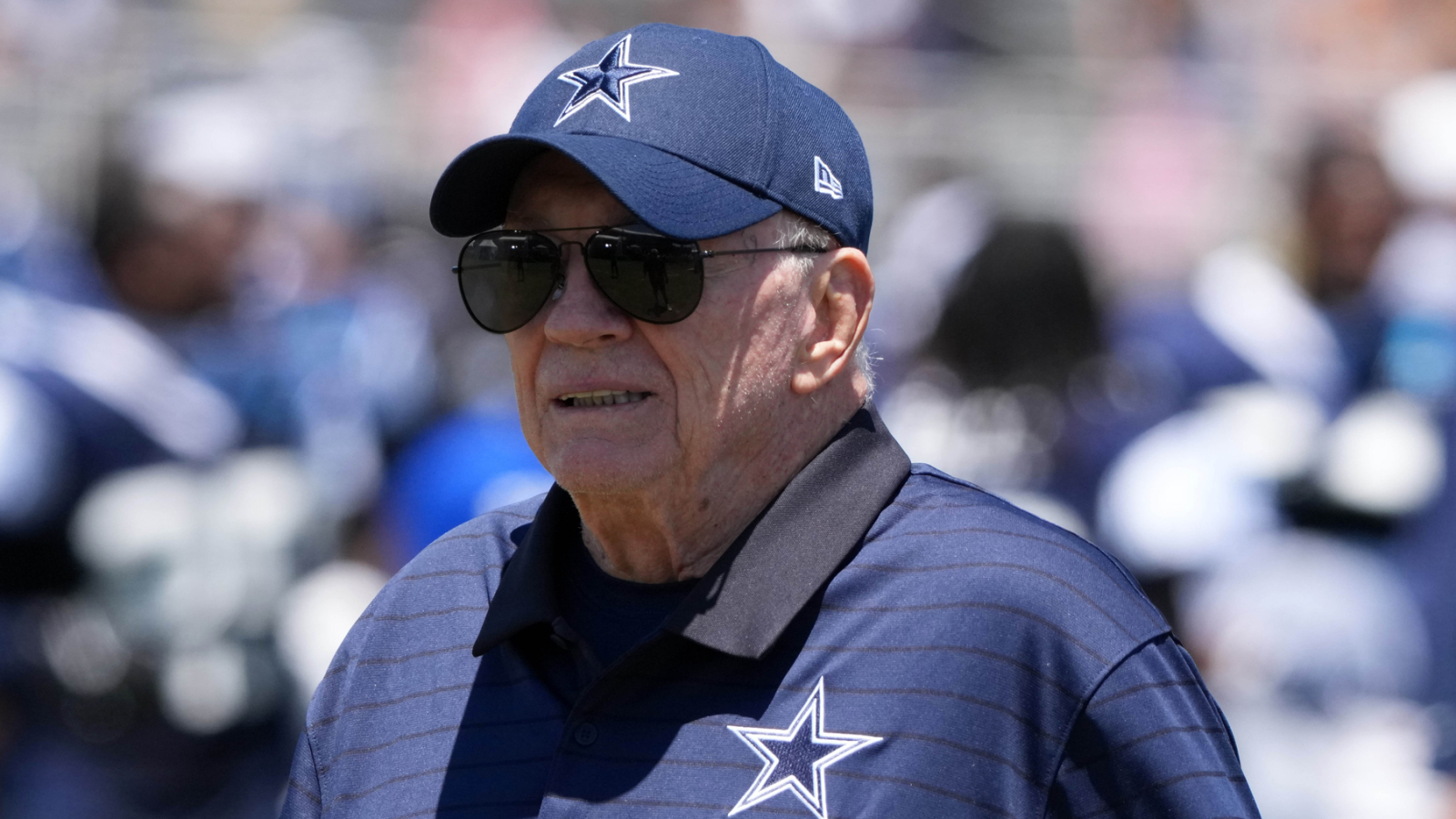 https://www.yardbarker.com/media/6/4/64e24efcbce5ba5c66d2ca173340dd248f1baf92/thumb_16x9/jerry-jones-getting-he-wants-micah-parsons-drama.jpg?v=1