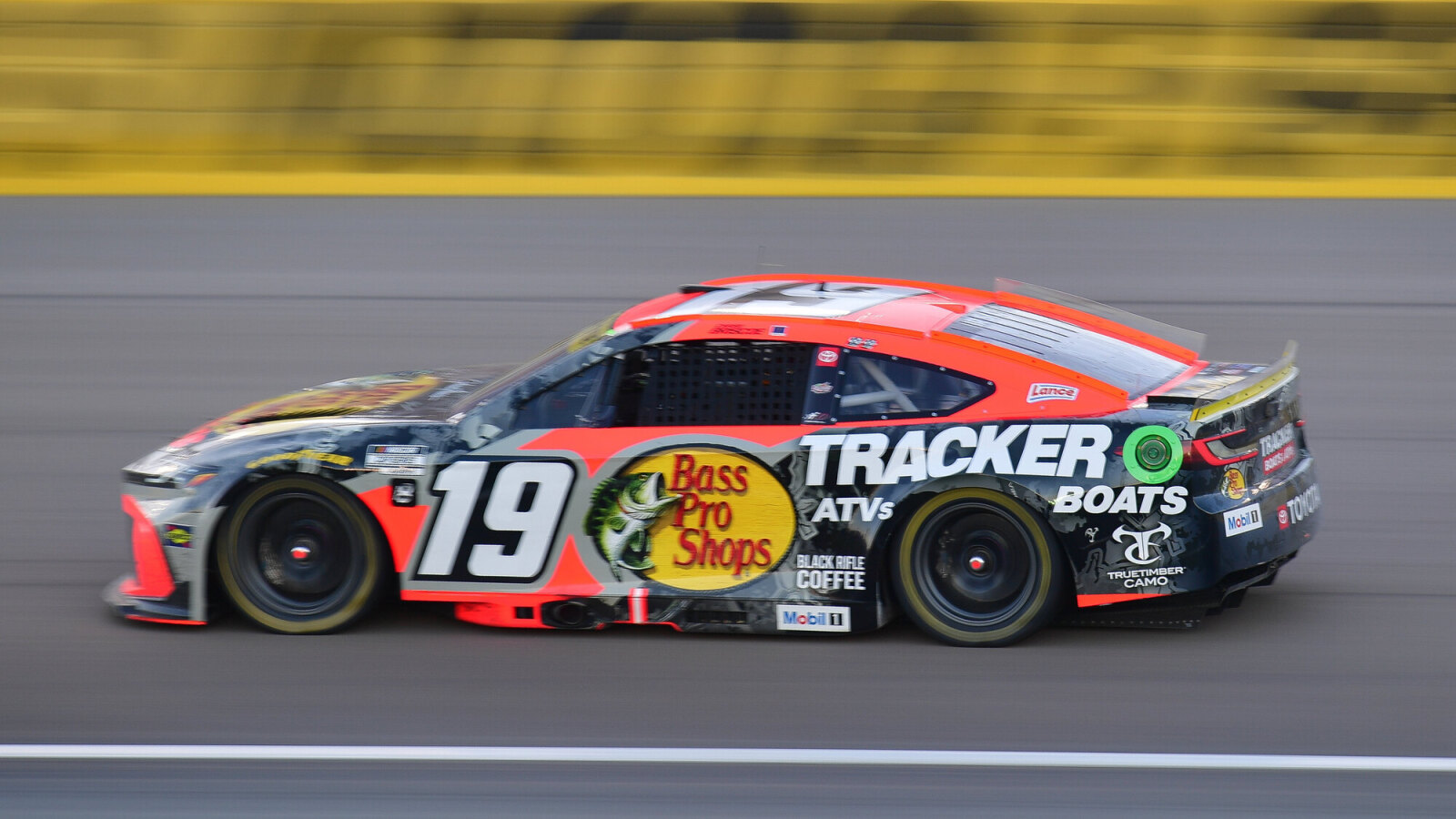 https://www.yardbarker.com/media/6/5/6554eb05557a3544650f30e6607d45d00147dfc3/thumb_16x9/chase-brisces-two-tire-gamble-quite-pay-off-las.jpg?v=1