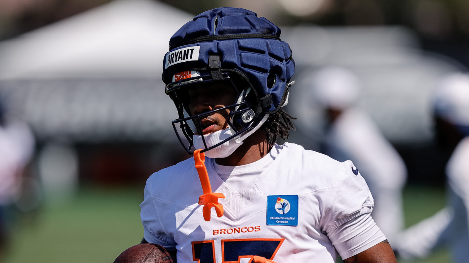 https://www.yardbarker.com/media/6/6/6614dde5a8492e2541463895432173231f81f09e/thumb_16x9/broncos-wr-pat-bryant-makes-insiders-camp-hard.jpg?v=1