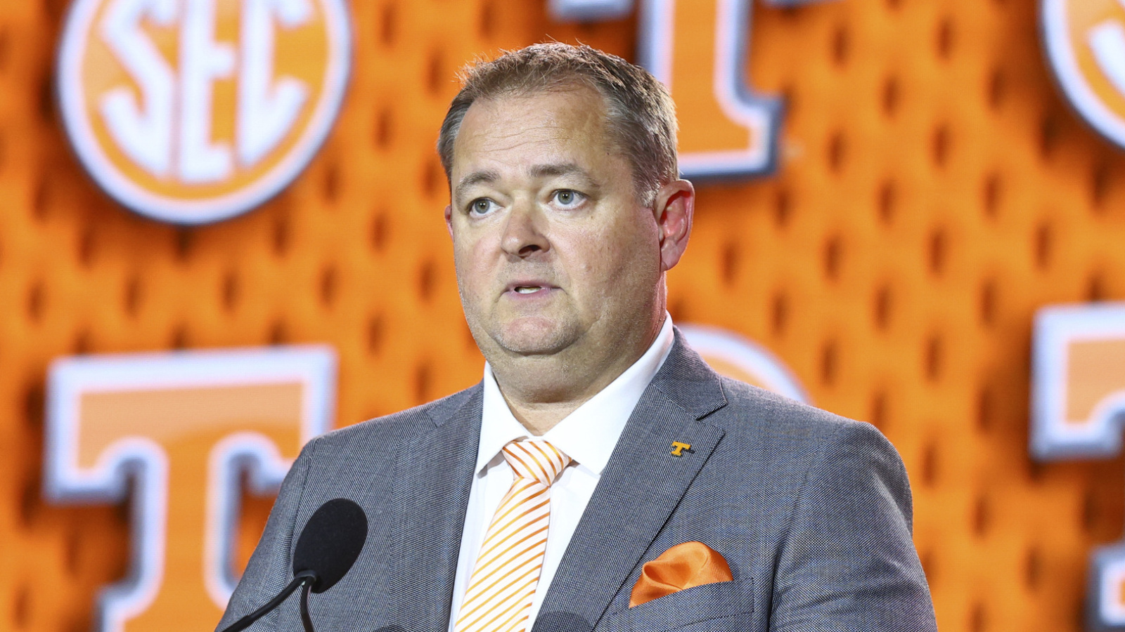 https://www.yardbarker.com/media/6/6/668c4a816e1c9946b0eb4a4b8556ae2edafe106b/thumb_16x9/josh-heupel-makes-qb-decision-ahead-week-1.jpg?v=1
