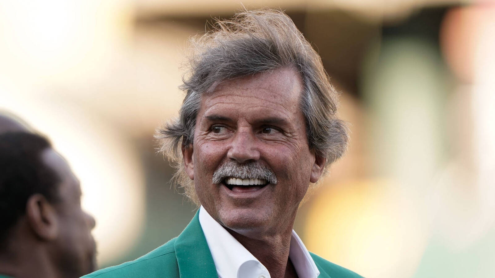 Hall of Fame pitcher Dennis Eckersley announces he is leaving Red