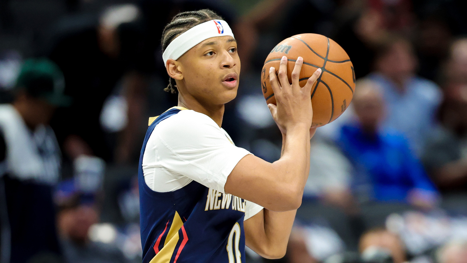 Pelicans’ Jeremiah Fears misses a dunk after an attempted taunt