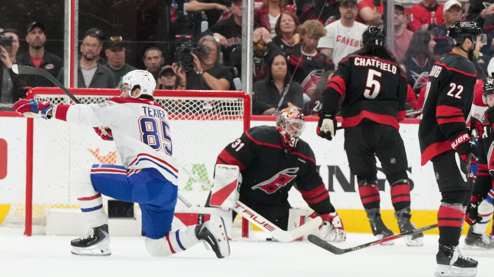 https://www.yardbarker.com/media/6/8/68270116e0d01755d6bf7e401a2a5109bc86df2b/thumb_16x9/hurricanes-ecf-struggles-continue-game-1-loss.jpg?v=1
