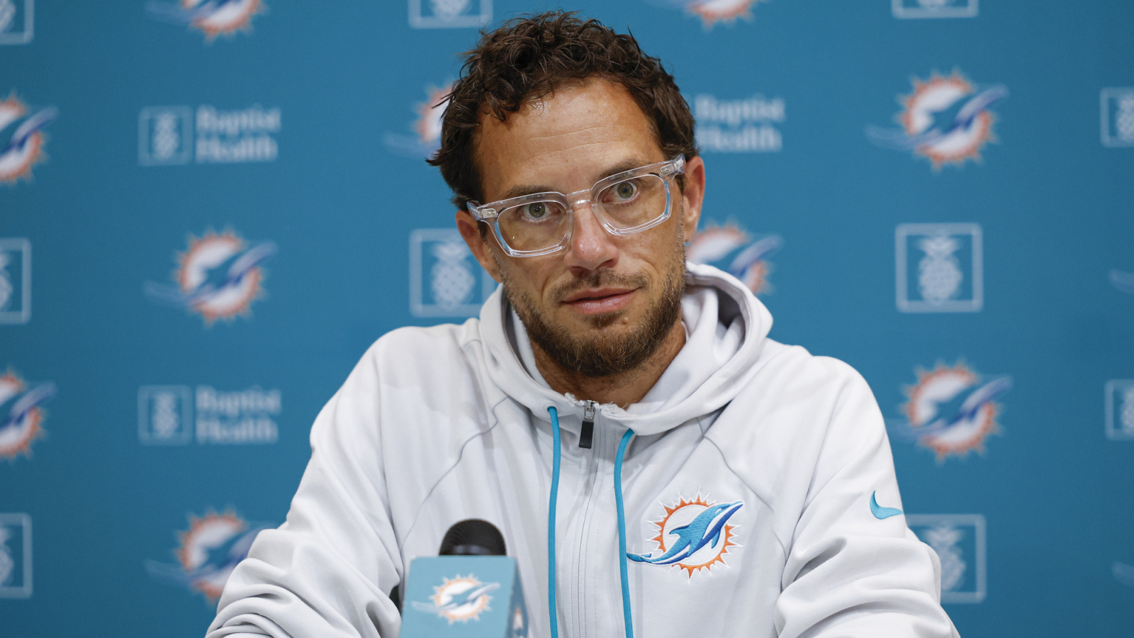 https://www.yardbarker.com/media/6/8/6860d0ec778b5e607b8b19b93075e7e9ee659ba2/thumb_16x9/dolphins-hc-understands-clear-reality-amid-hot.jpg?v=1