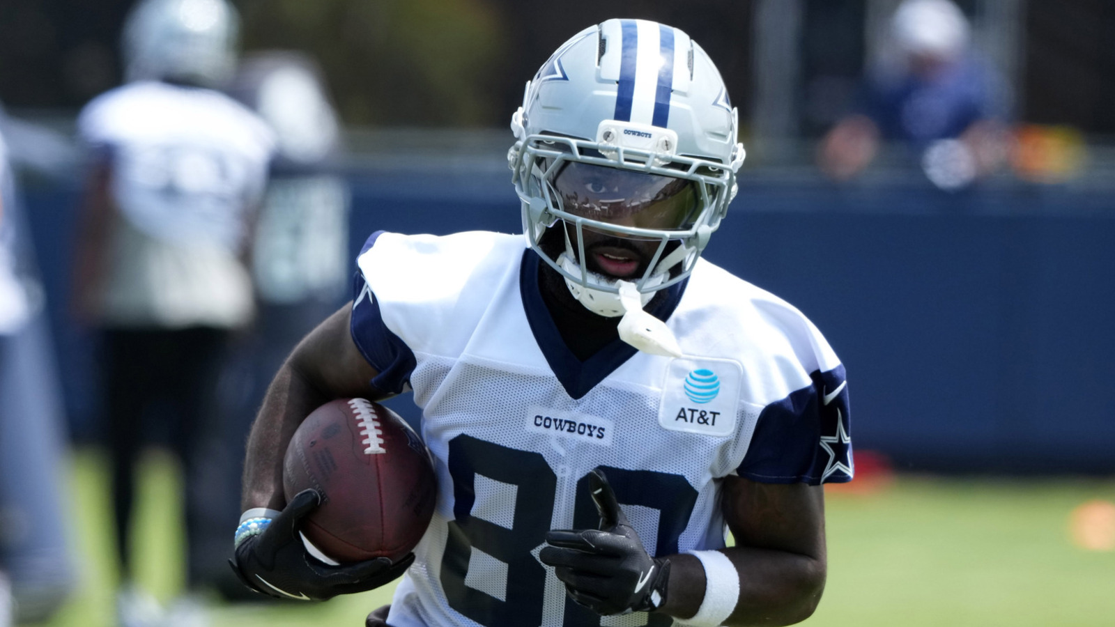 https://www.yardbarker.com/media/6/8/688fd075b24b8821b9649fc1847c7c7b3e5024eb/thumb_16x9/cowboys-wr-sends-message-tempers-flare-training.jpg?v=1
