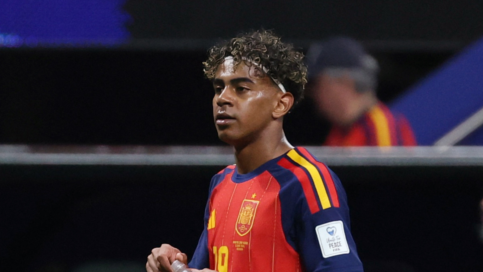 https://www.yardbarker.com/media/6/9/6939e4bf8a98f0344e8d956f71565bdd5fb740ce/thumb_16x9/spains-starting-lineup-stumbles-lamine-yamal.jpg?v=1