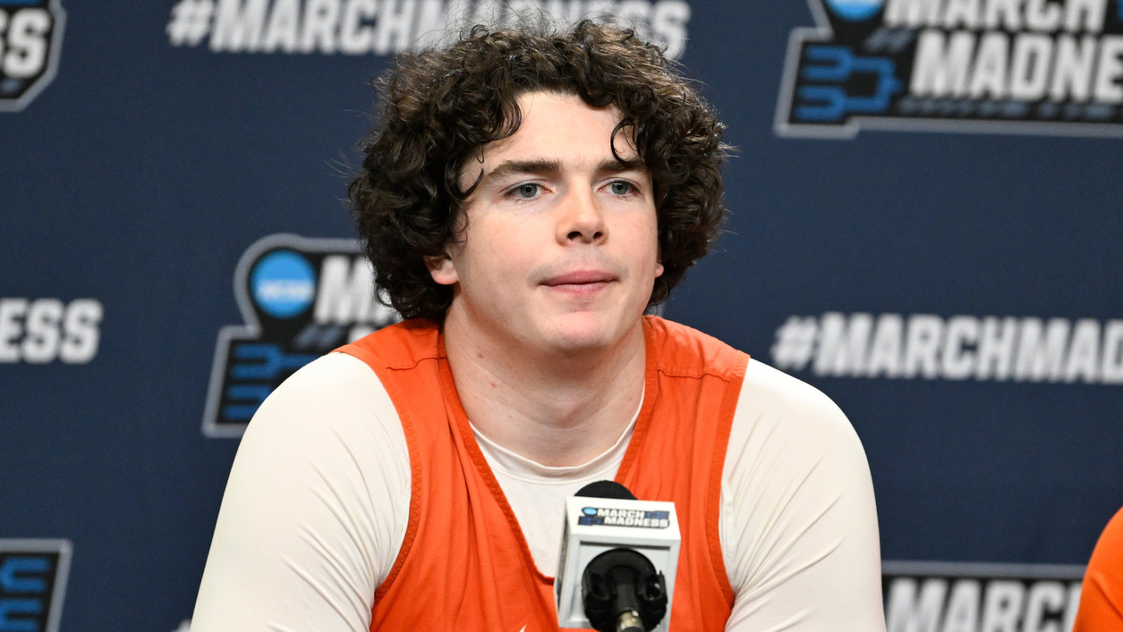 https://www.yardbarker.com/media/6/9/6977425256fdbf6a1ef04138f095853803017502/thumb_16x9/clemson-basketball-star-turning-football.jpg?v=1