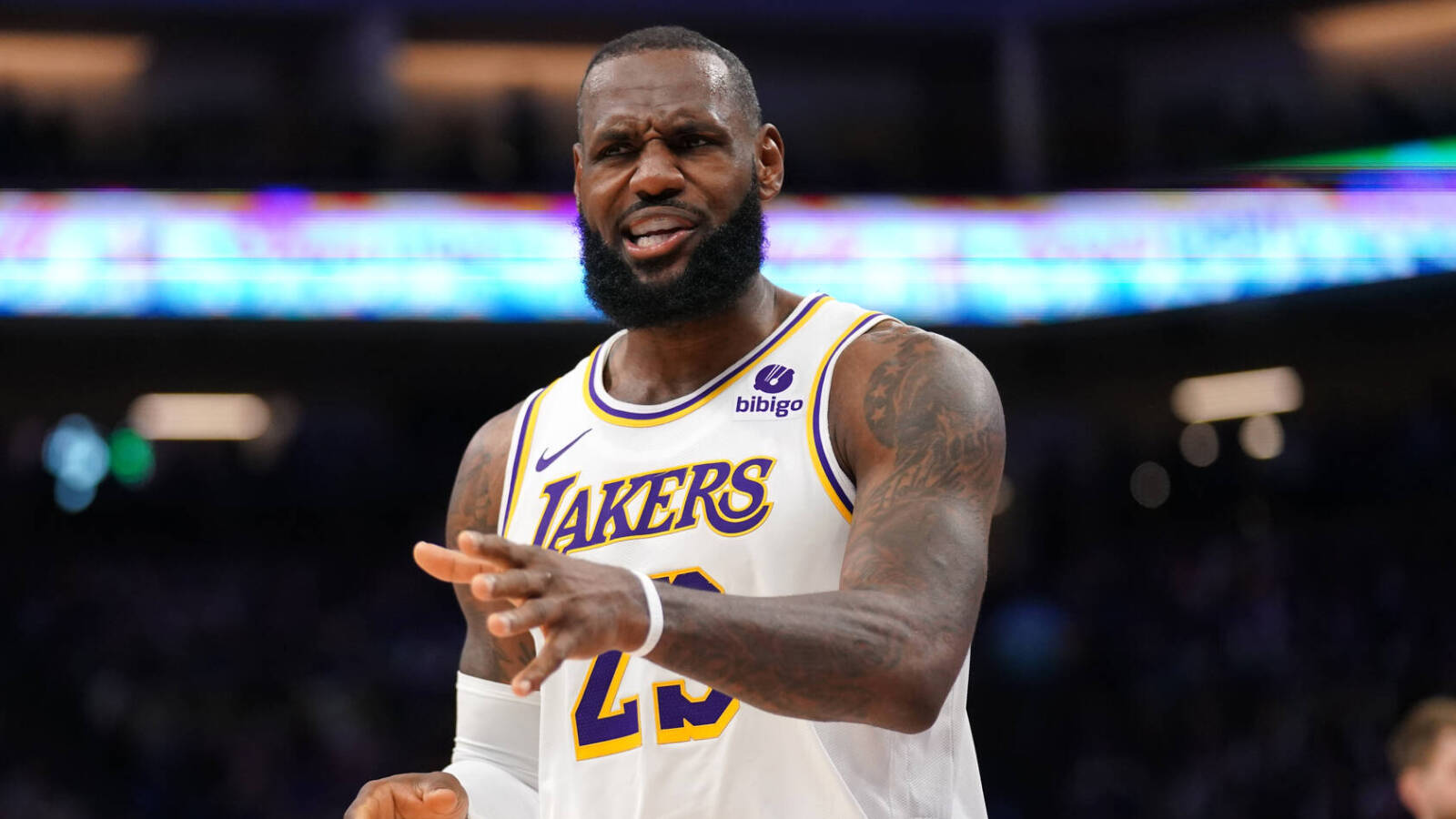 Near-identical photos of LeBron dunking 20 years apart taken | Yardbarker