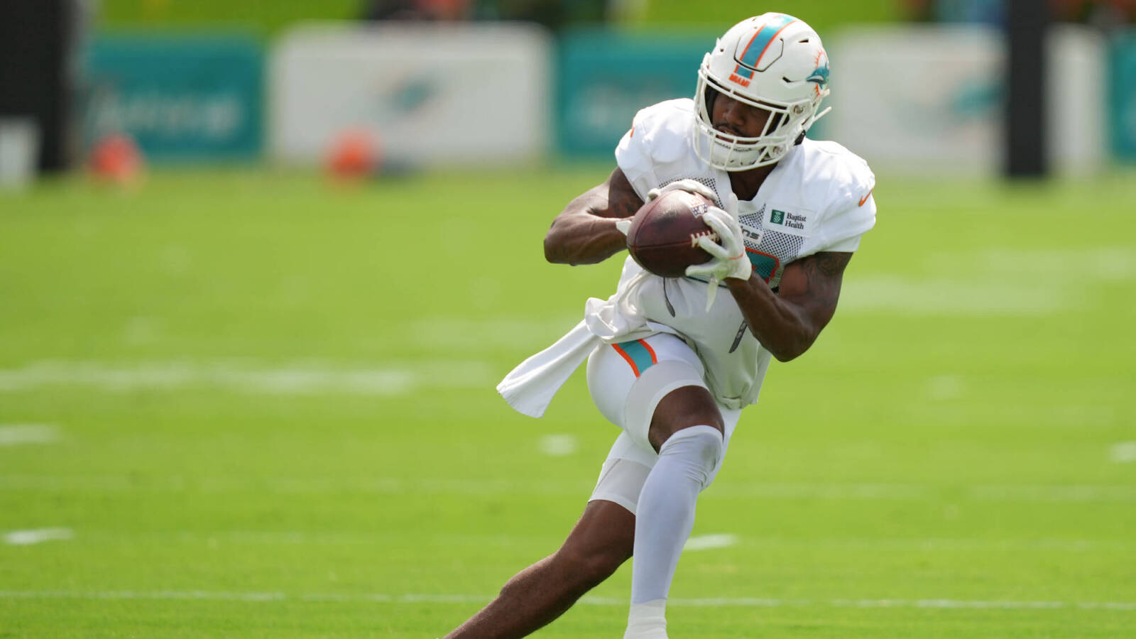Dolphins McDaniel makes joke regarding Jaylen Waddle's missed practice - Vimarsana News