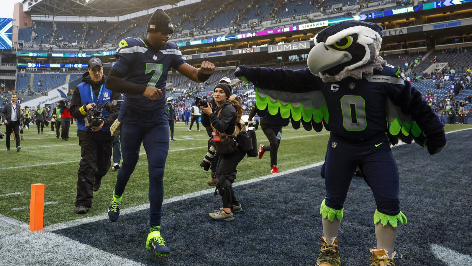 Watch Seahawks players awestruck as ‘Oz the Mentalist’ reads their