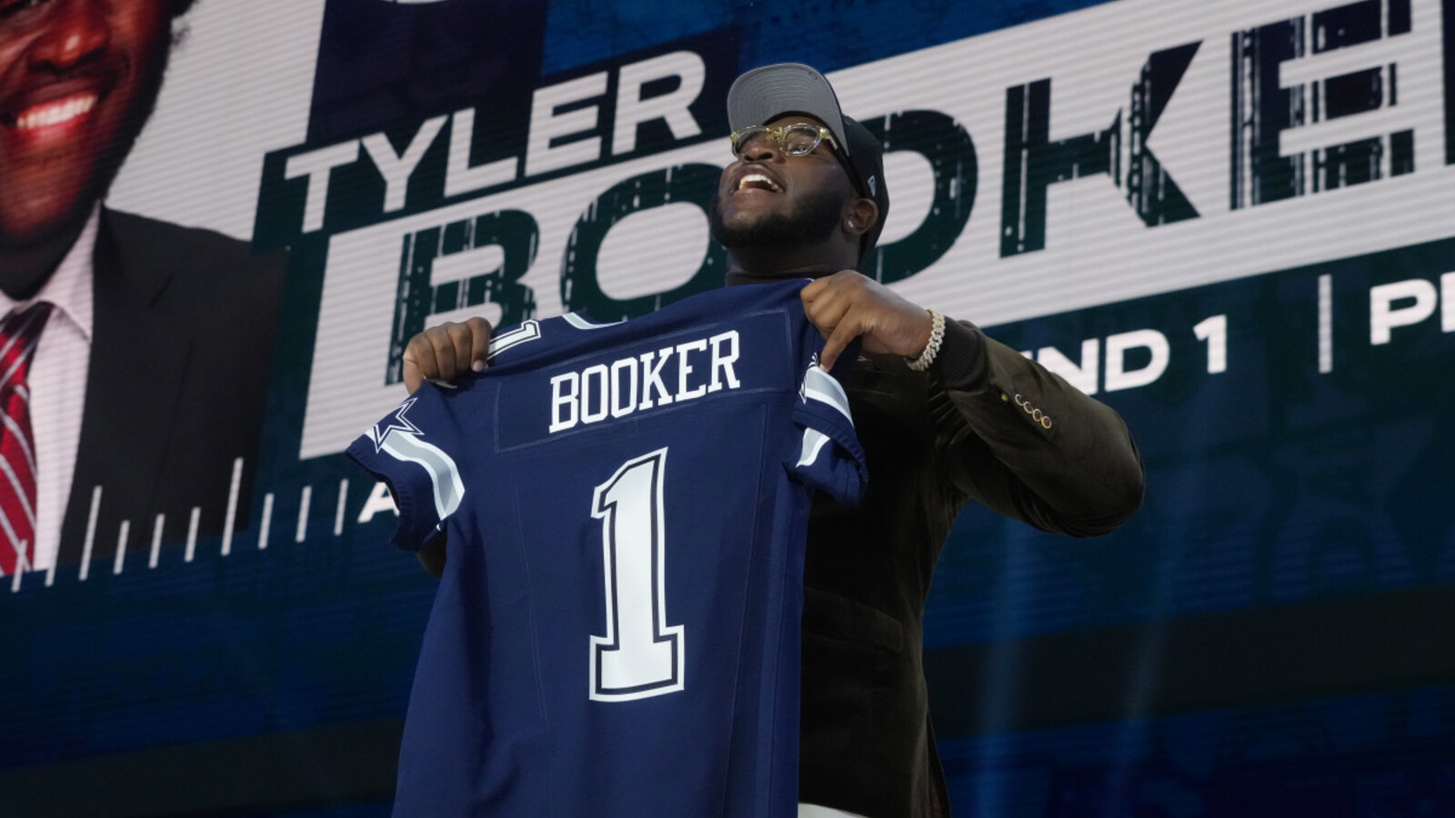 Cowboys Officially Sign 7 Rookies and Assign New Jersey Numbers ...