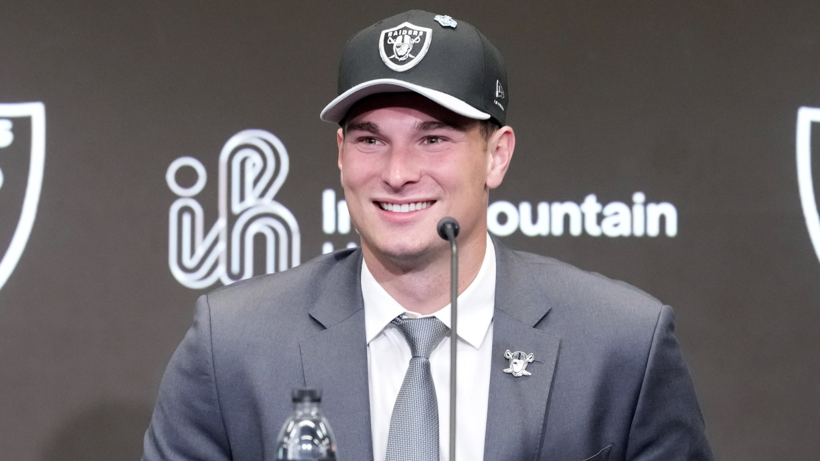 https://www.yardbarker.com/media/6/a/6a8db365820ddb44b6e6af47165a2273519579fe/thumb_16x9/nfl-executive-sends-warning-raiders-fans-mendoza.jpg?v=1