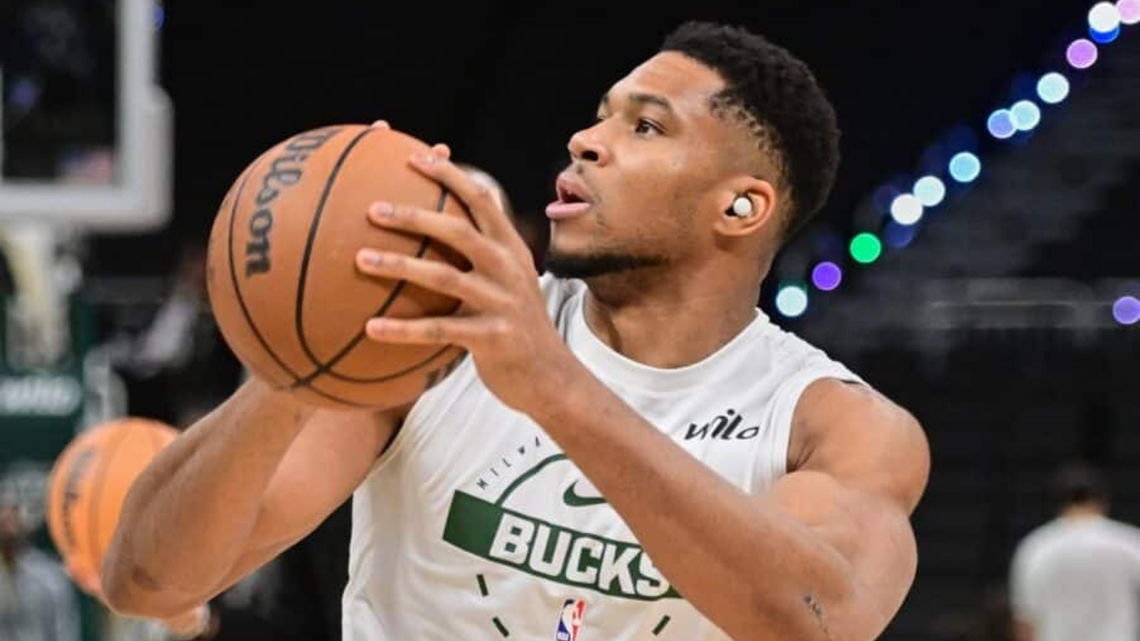 https://www.yardbarker.com/media/6/b/6b675e368da79b64dfdce3537218de2d6c1f22c7/thumb_16x9/kings-bucks-giannis-antetokounmpo-902x600.jpg