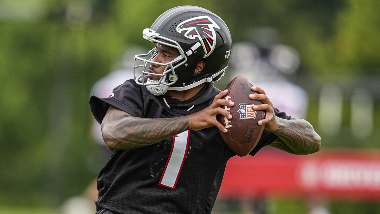 https://www.yardbarker.com/media/6/b/6b7e04045eef1e0320d59fead47f1b1f742f2761/thumb_16x9/reporters-sound-alarms-tagovailoa-joint-practice.jpg?v=1
