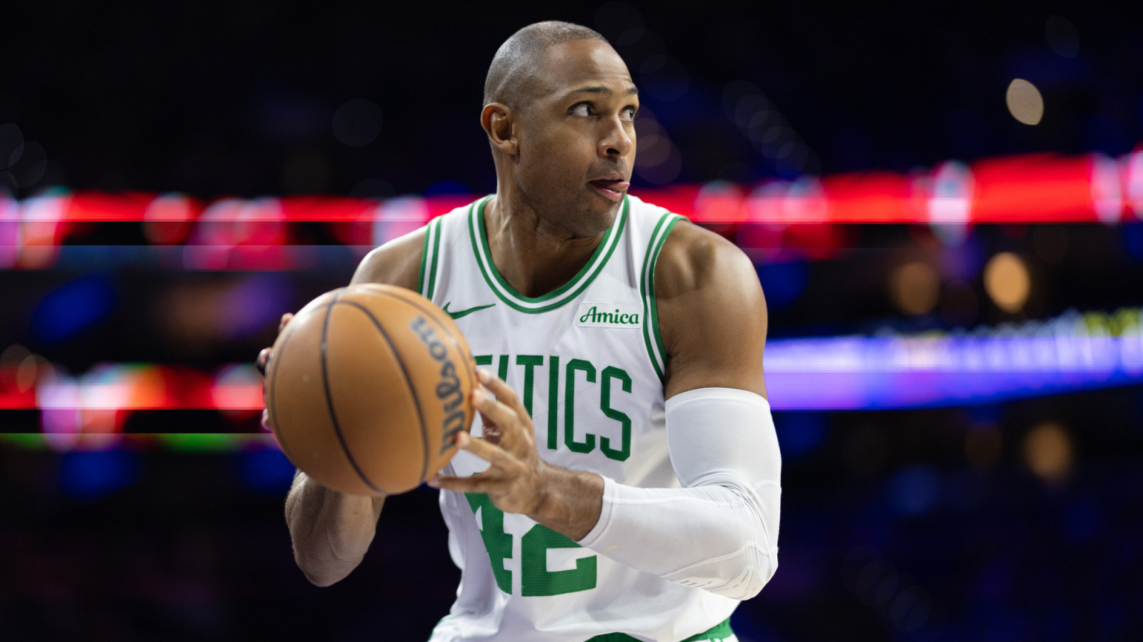 https://www.yardbarker.com/media/6/b/6b95192103ad84f06d64ebfb2427ab35d1f9dab9/thumb_16x9/former-nba-champ-comfortable-waiting-sign-warriors.jpg?v=1