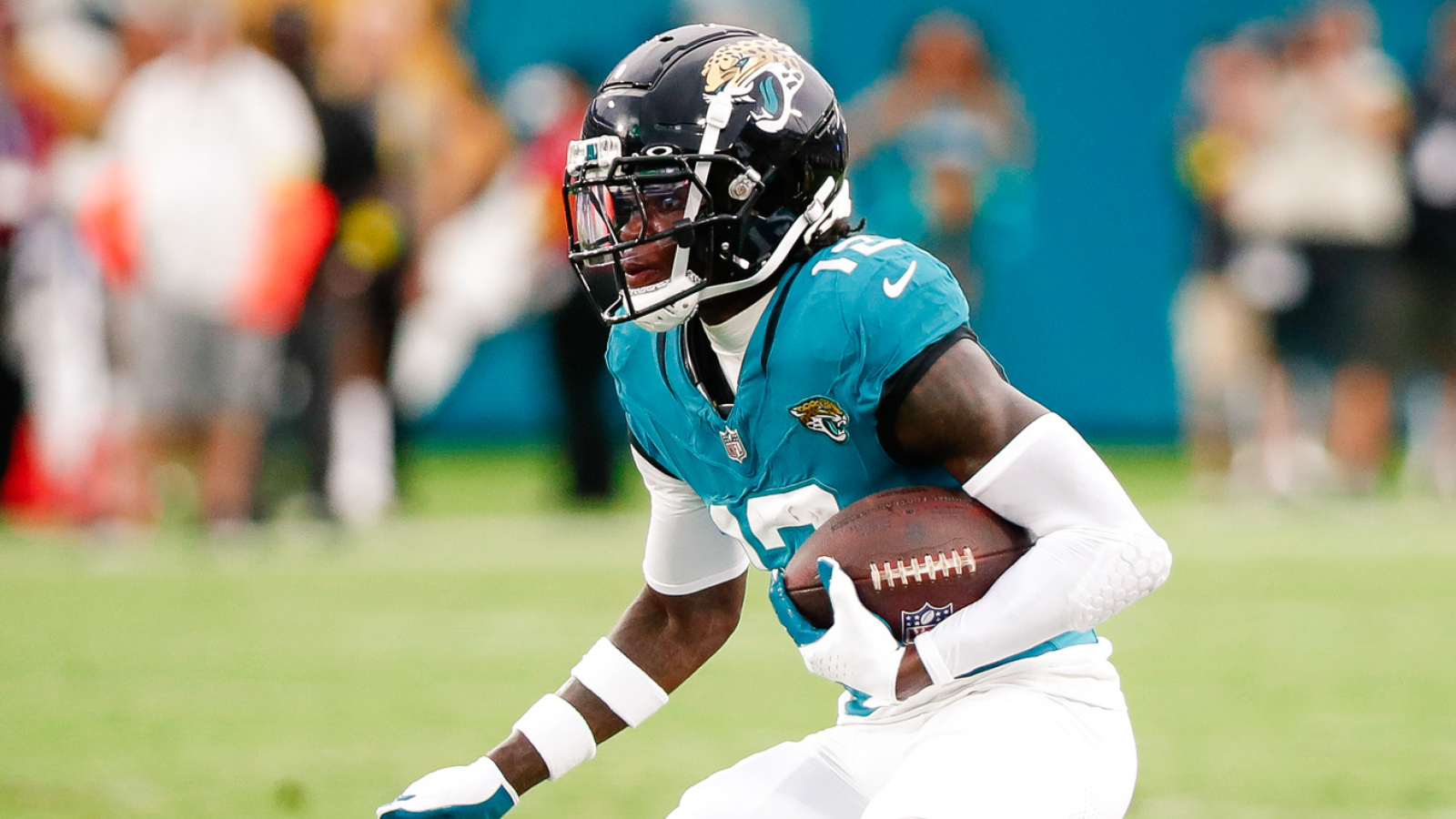 https://www.yardbarker.com/media/6/b/6be4832f2ea6de7921deb19ecedc5910af301b4c/thumb_16x9/travis-hunter-plays-both-sides-ball-preseason.jpg?v=1
