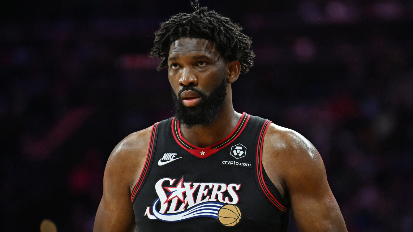 https://www.yardbarker.com/media/6/c/6c43b389b907a6fc67845aebd75b5ba949c3cc7b/thumb_16x9/joel-embiid-exits-game-5-concerning-knee-injury.jpg?v=1