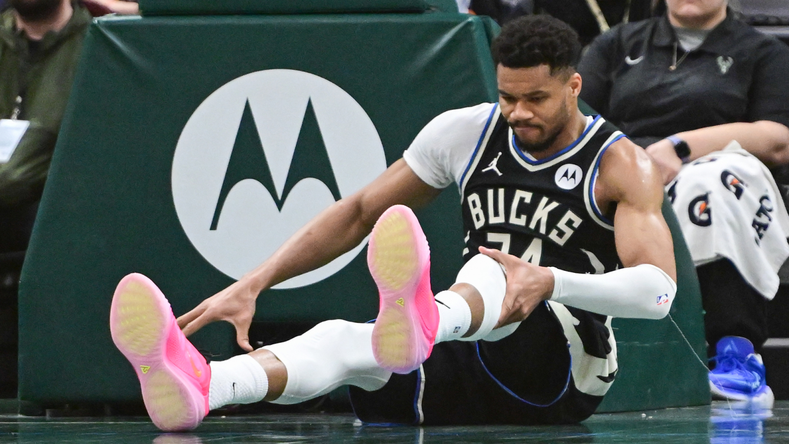 https://www.yardbarker.com/media/6/c/6c47f355cf88791afa70be6022278bd4d504cfa0/thumb_16x9/giannis-antetokounmpo-injury-update-leaves-bucks.jpg?v=1