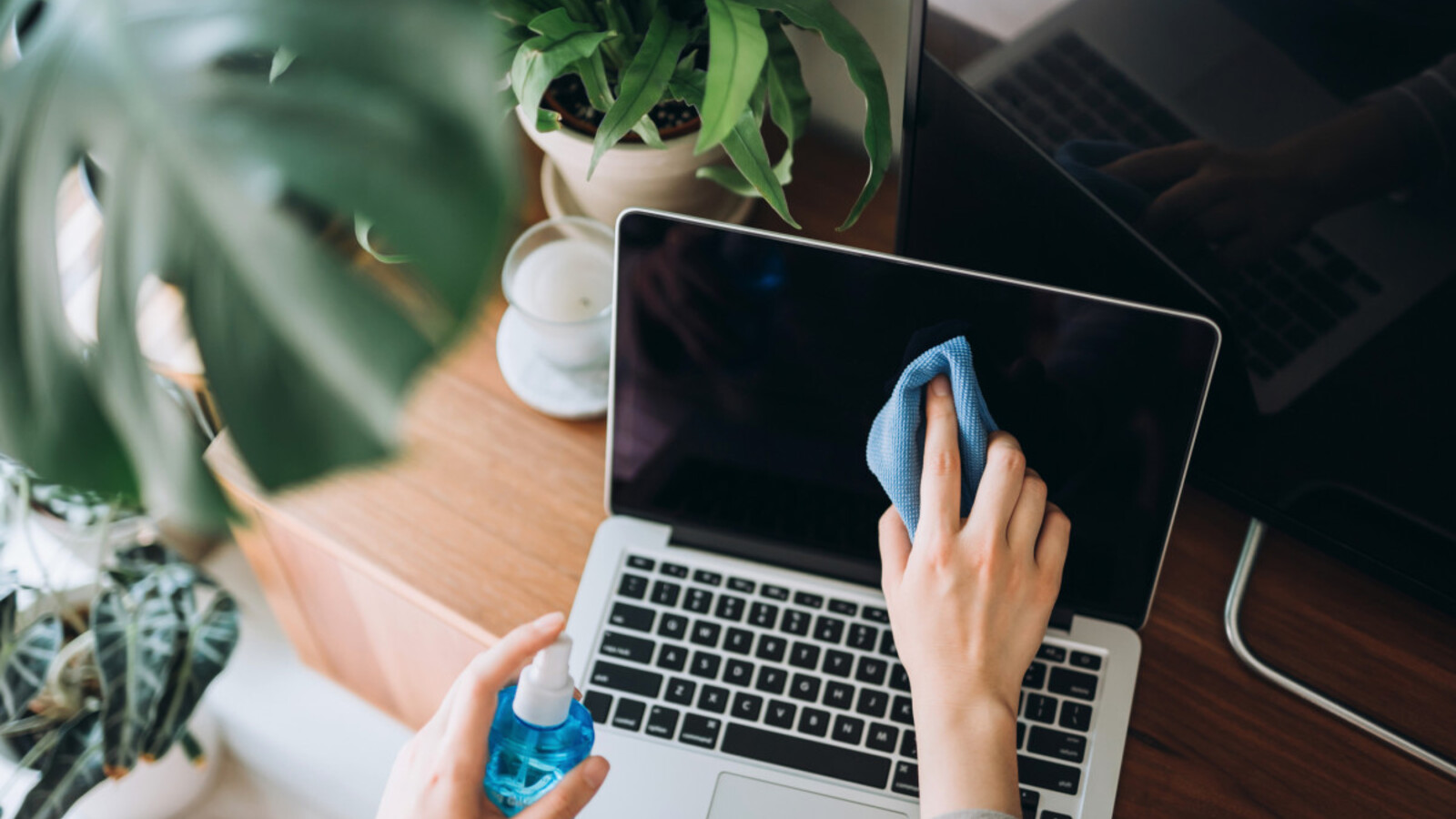 How to Clean Your Mac Computer Screen | Yardbarker