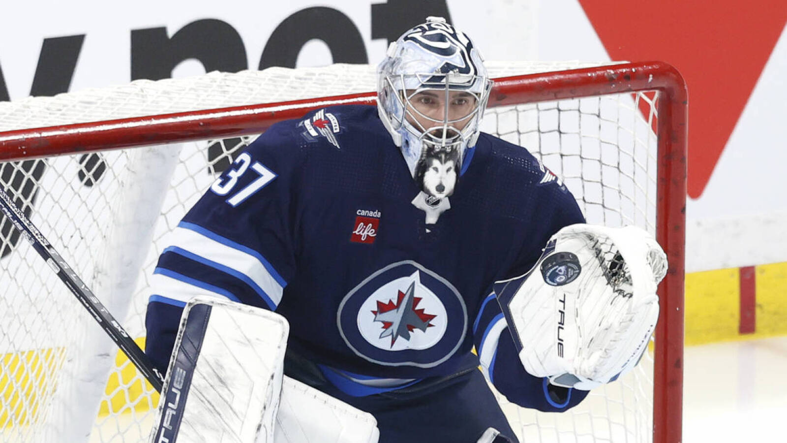 Hellebuyck Has 'Unbelievable' Take on Playoff Performance vs. Avs BVM