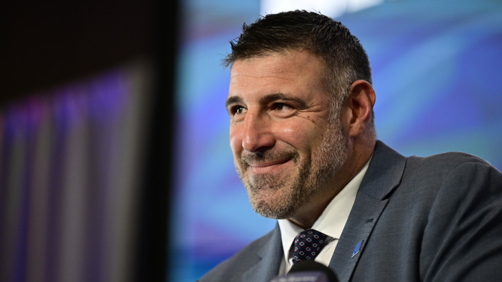 Mike Vrabel: Coaching Crossroads in Tennessee