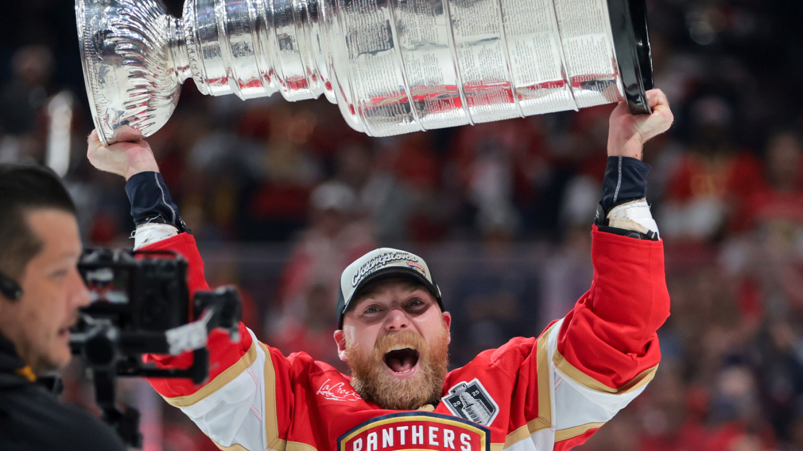 https://www.yardbarker.com/media/6/e/6e0d97f7023b7b2869f5ab97d5f303b8ad573b7b/thumb_16x9/stanley-cup-playoffs-mvp-re-signs-panthers-on.jpg?v=1