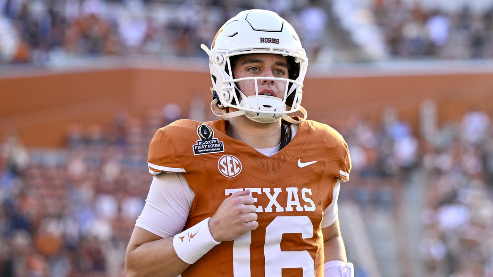 https://www.yardbarker.com/media/6/e/6eafee017e0ad7f4dfa7c7f831cdea54c4745f42/thumb_16x9/texas-arch-manning-putting-red-dot-on-every.jpg?v=2