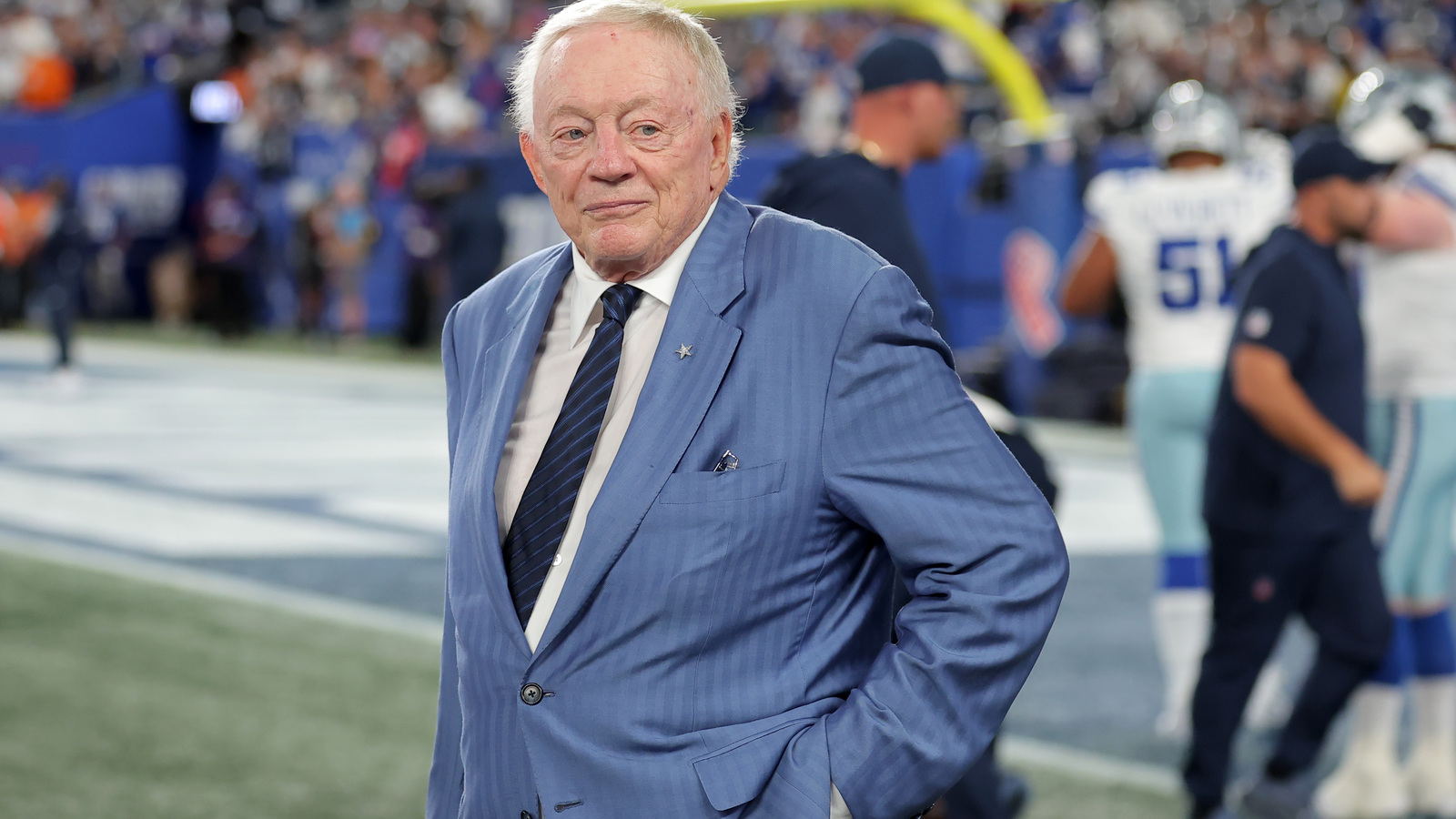 https://www.yardbarker.com/media/6/f/6f5e8f9725bfd38c4a14d0f0cbbb210055b6b825/thumb_16x9/jerry-jones-explains-george-pickens-his-addresses.jpg