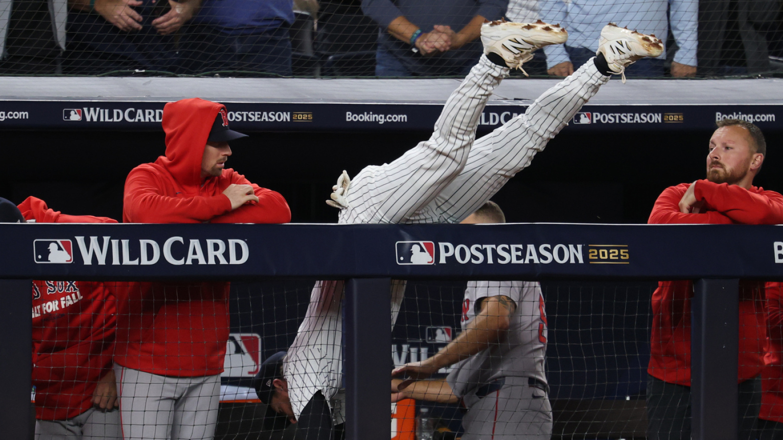 https://www.yardbarker.com/media/6/f/6f7a119b2b5a67caf803076e169ca3468c42535b/thumb_16x9/yankees-star-channels-derek-jeter-tumbling-catch.jpg?v=1