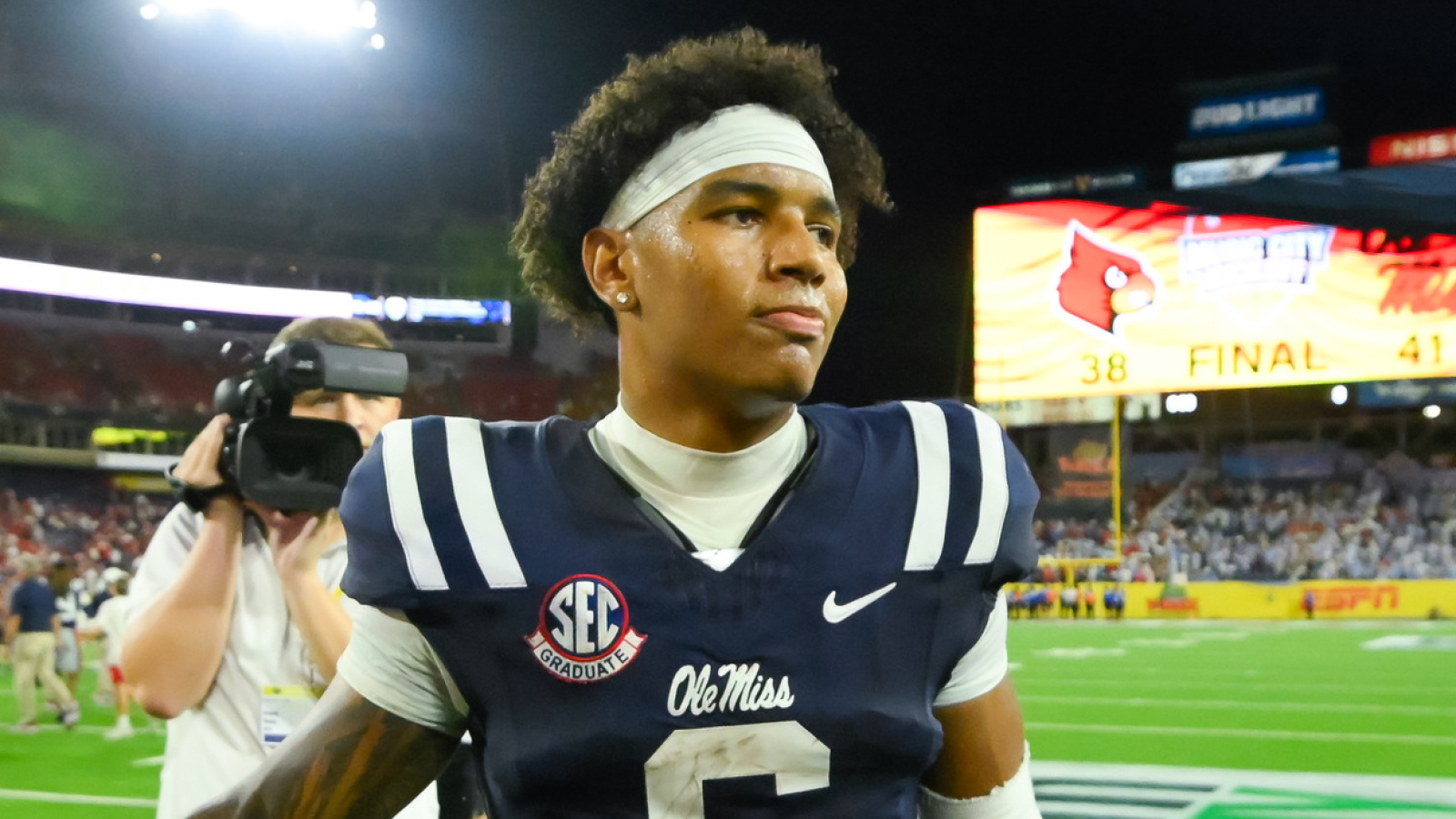 https://www.yardbarker.com/media/6/f/6f7a7671832f53d7fb664cabced4dd394ed0bcb2/thumb_16x9/chambliss-issues-apology-postgame-comments.jpg?v=1