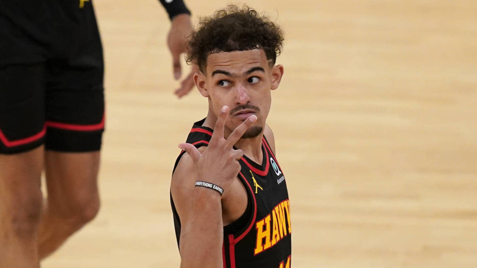 Trae Young hits gamewinner to give Hawks Game 1 at MSG Yardbarker