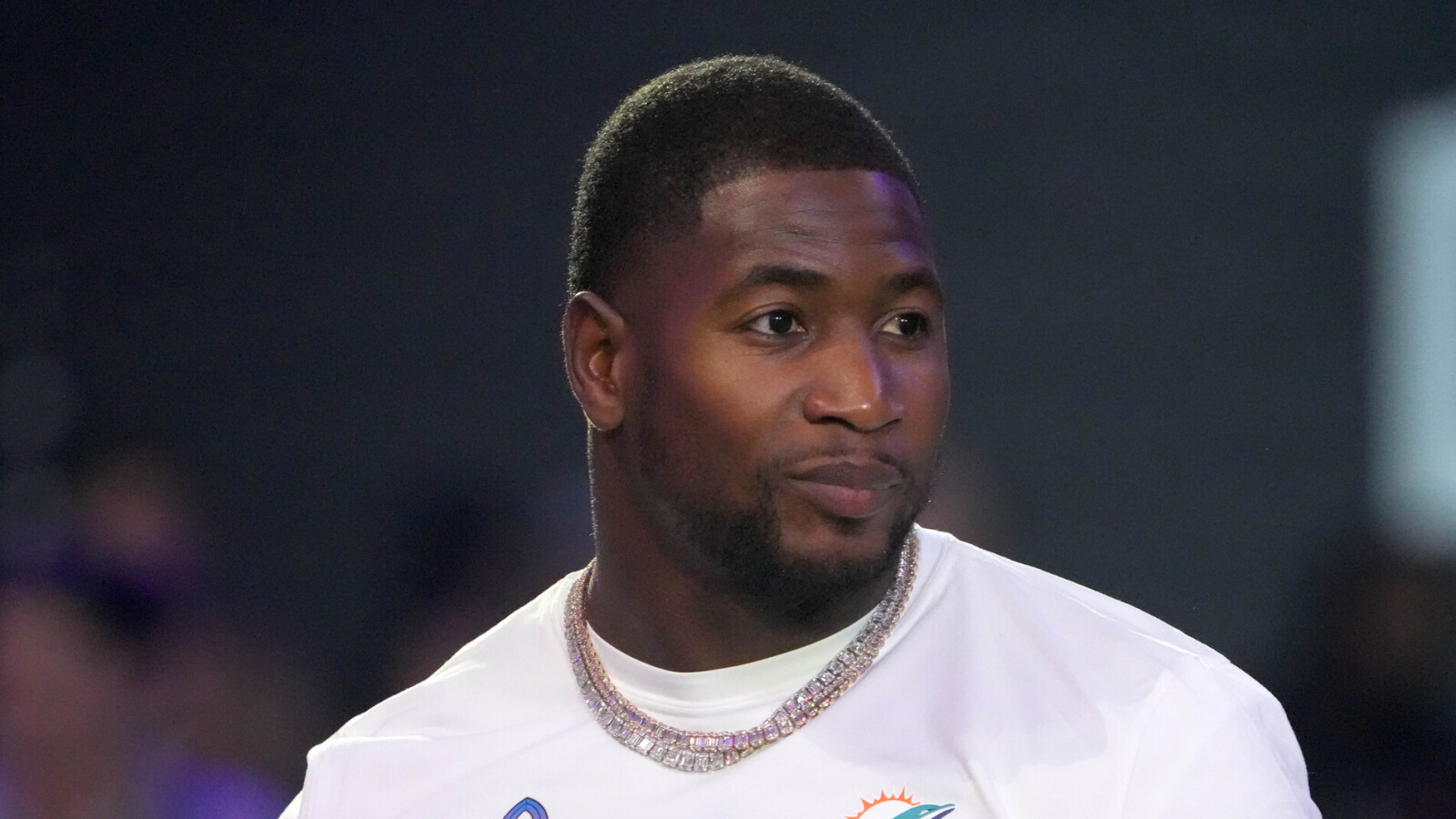 https://www.yardbarker.com/media/7/0/7048bf93f077485f9e3bdbf43c5b07ccb34b251f/thumb_16x9/dolphins-steelers-exploring-trade-involving-pro.jpg?v=1