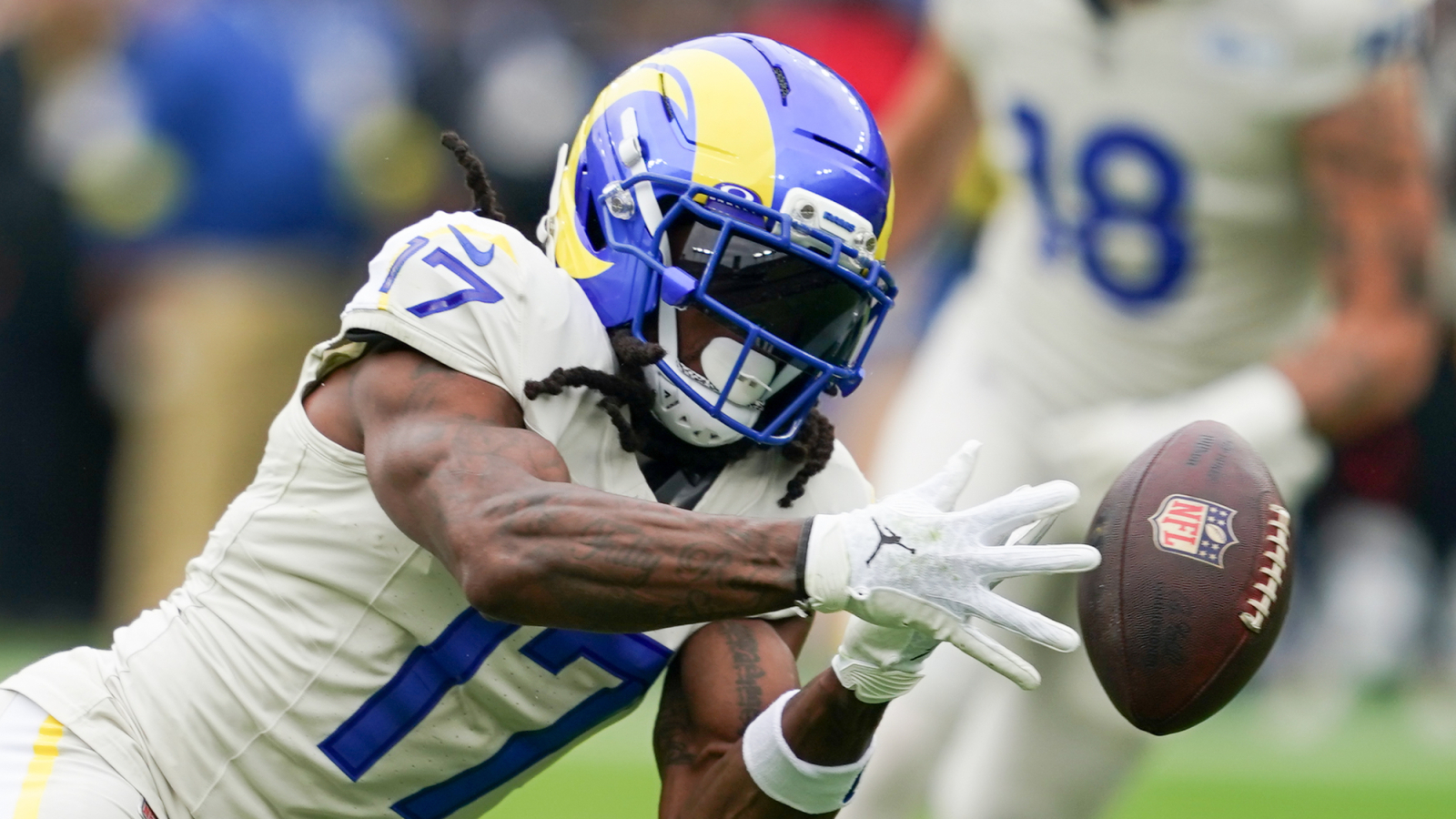 https://www.yardbarker.com/media/7/1/712d3cbff504a1d48895f4915c550aed1392ca94/thumb_16x9/puka-nacuas-injury-place-1-wr-duties-on-davante.jpg?v=1