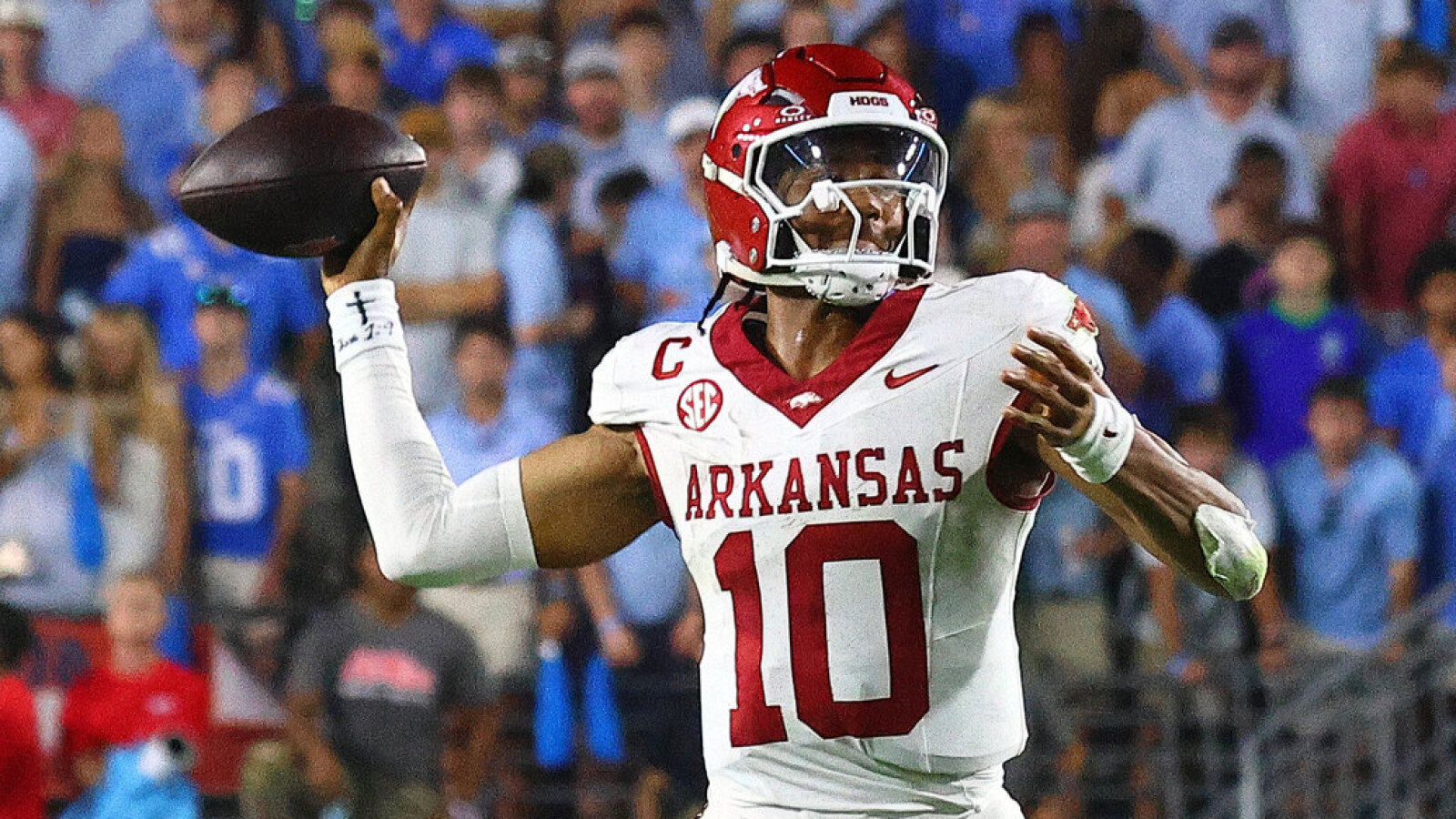 https://www.yardbarker.com/media/7/1/7134a3648f49802cba7d17567c10ef8db4fdebf2/thumb_16x9/arkansas-offense-hoping-hot-start-rolling-vs.jpg?v=1