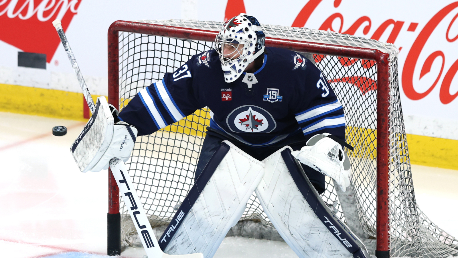Hellebuyck Trade Speculation Heats Up as Both Oilers and Canadiens Emerge as Suitors