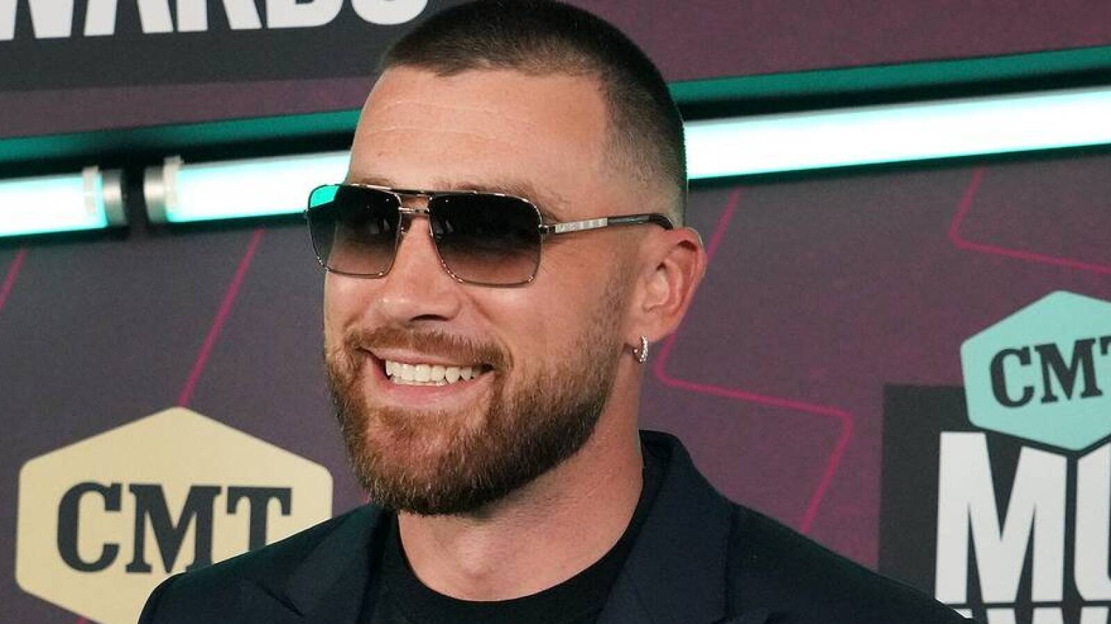 Travis Kelce inks recordsetting contract extension with Chiefs Yardbarker