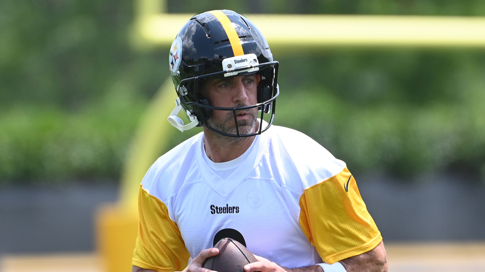 Steelers’ Aaron Rodgers Had A Lot Of Humility Joining Pittsburgh’s Locker Room: ‘Just Came In Trying To Be One Of The Dudes’