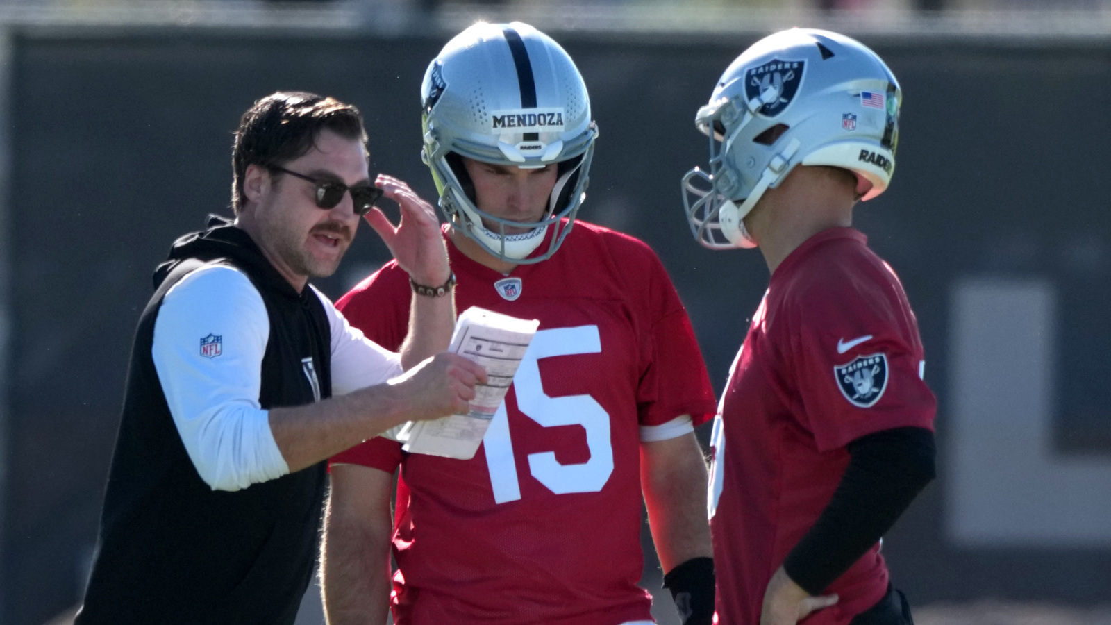 https://www.yardbarker.com/media/7/2/72198619c746441276c63247d87fec6db145f12f/thumb_16x9/analyst-believes-raiders-qb-competition-end.jpg?v=1
