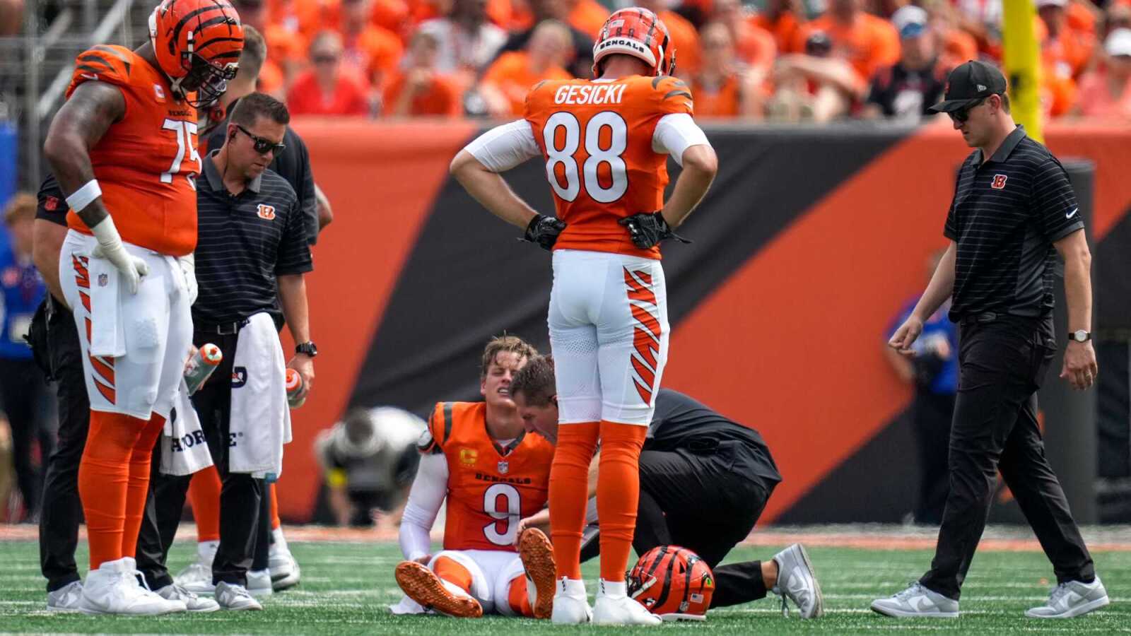 https://www.yardbarker.com/media/7/2/7253735a7e22348c60810e2ea1ae021a41693934/thumb_16x9/joe-burrow-injury-highlights-big-bengals-issue.jpg?v=1