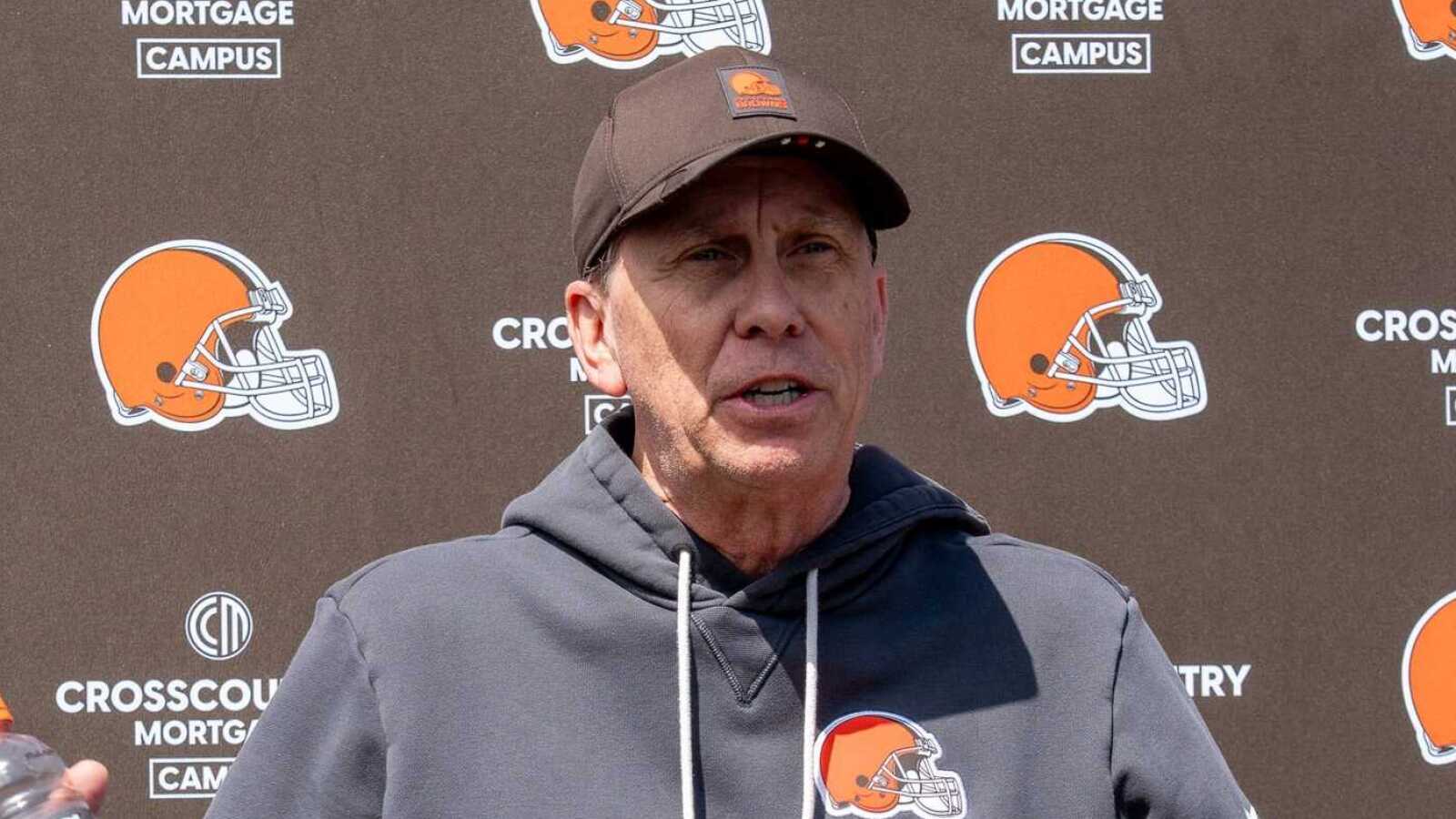 https://www.yardbarker.com/media/7/2/728e33caf34c407c828e4a024a3f1063956cfcb7/thumb_16x9/nfl-reporter-shares-stunning-job-security-updates.jpg?v=1