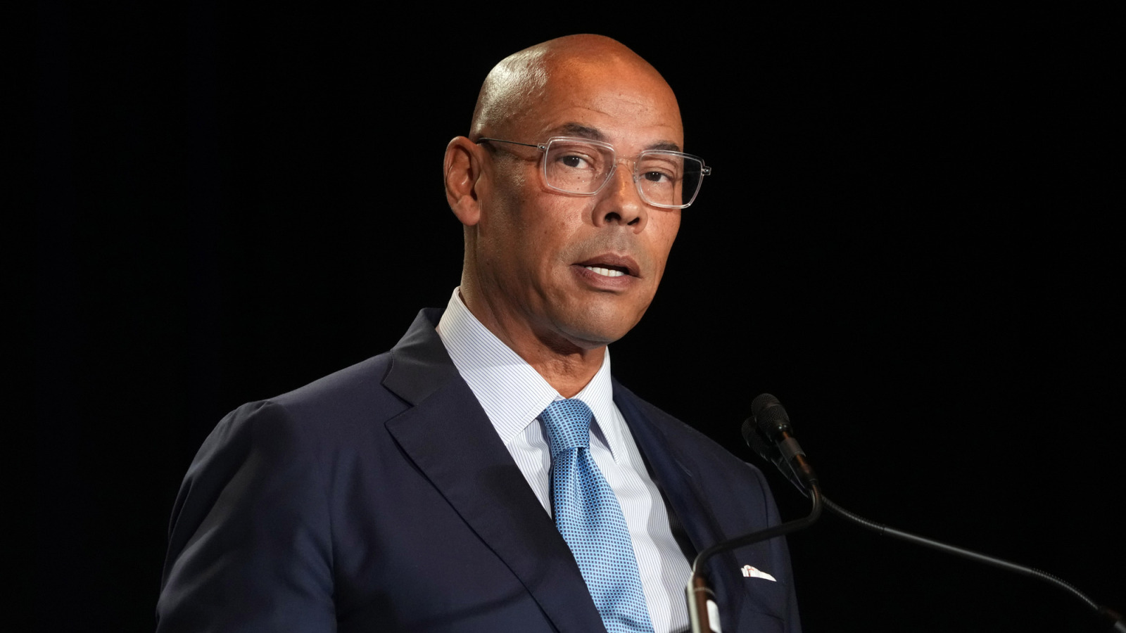 https://www.yardbarker.com/media/7/2/72c1d7b285f9b744c39693b57c58b8edf5146660/thumb_16x9/nflpa-leadership-out-woods-yet-stunning-lloyd.jpg?v=1
